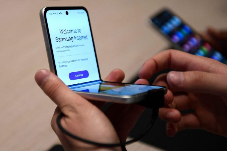 Galaxy Z Flip 4 Leak, Pixel 6a’s Surprise, Russia’s Chrome Problem