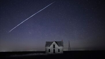 SpaceX Starlink Captured Burning Up In The Atmosphere In Dramatic Fashion