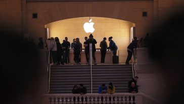 As Apple Store Workers Organize, the Company is Pushing an Anti-Union Message