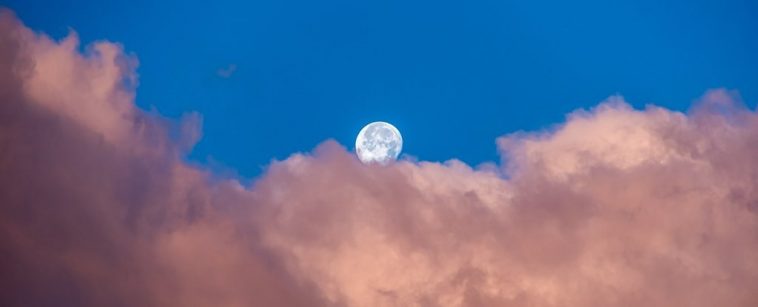 Large-Scale Study Shows The Moon Exerts a Powerful Influence on How We Sleep