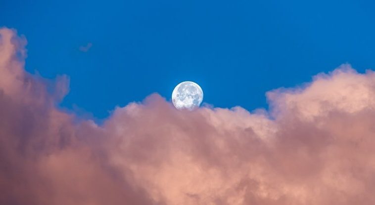 Large-Scale Study Shows The Moon Exerts a Powerful Influence on How We Sleep