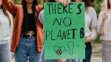 Amy Poehler, Ilana Glazer join letter calling for PR firm to drop fossil fuel clients