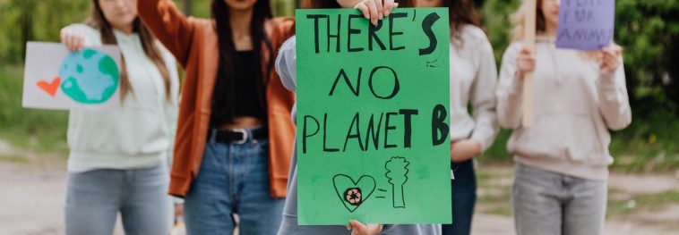 Amy Poehler, Ilana Glazer join letter calling for PR firm to drop fossil fuel clients